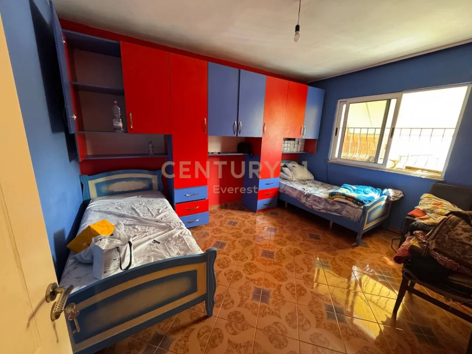 Tirane, shitet apartament 2+1+Ballkon Kati 5, 85 m² 140.000 € (Laprake prane KMY)