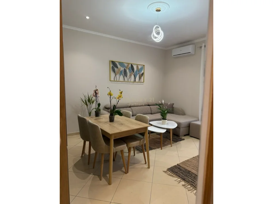 Tirane, jepet me qera apartament 1+1+Ballkon Kati 4, 68 m² 650 € (përballë Kompleksi Delijorgji)