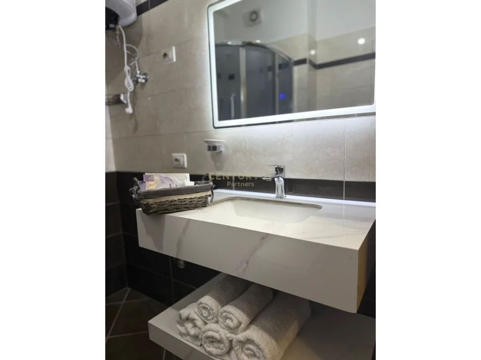 Tirane, jepet me qera apartament 1+1+Ballkon Kati 4, 68 m² 650 € (përballë Kompleksi Delijorgji)