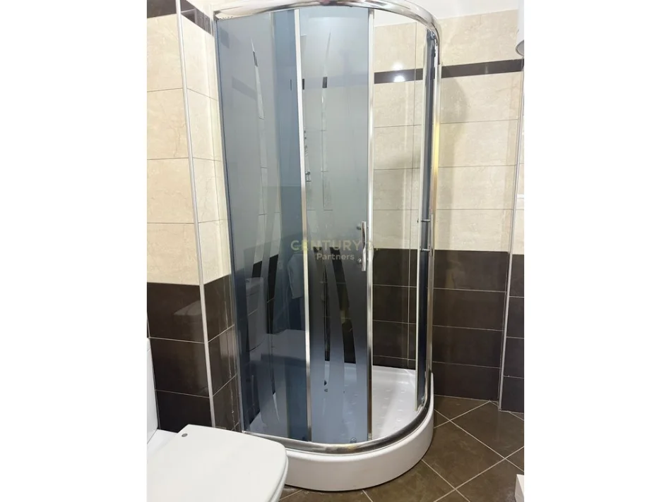 Tirane, jepet me qera apartament 1+1+Ballkon Kati 4, 68 m² 650 € (përballë Kompleksi Delijorgji)