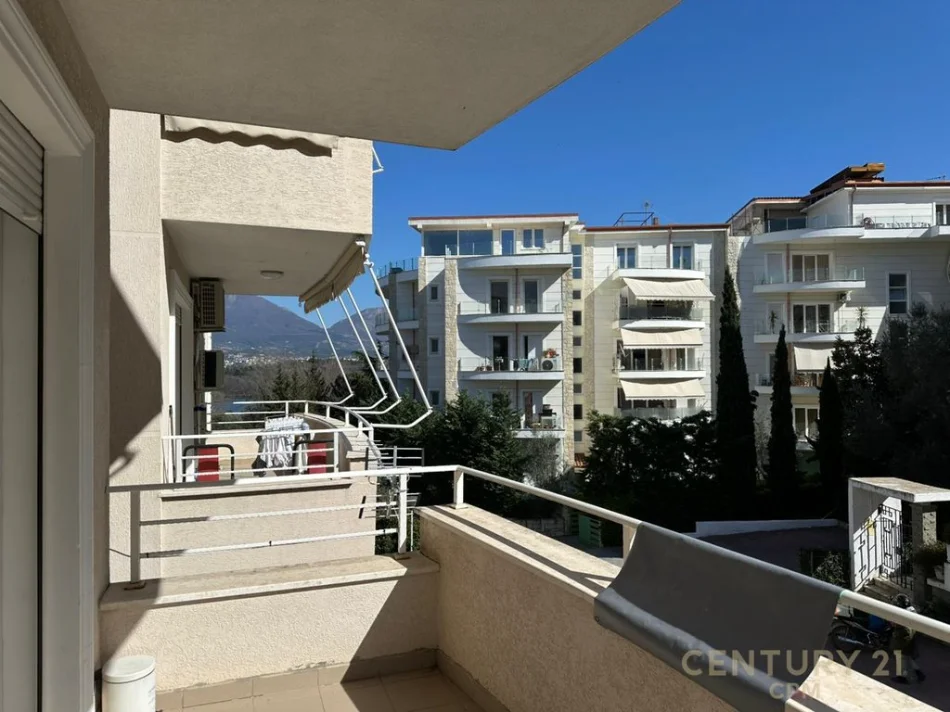 Tirane, jepet me qera apartament 2+1+Ballkon Kati 3, 98 m² 850 € 