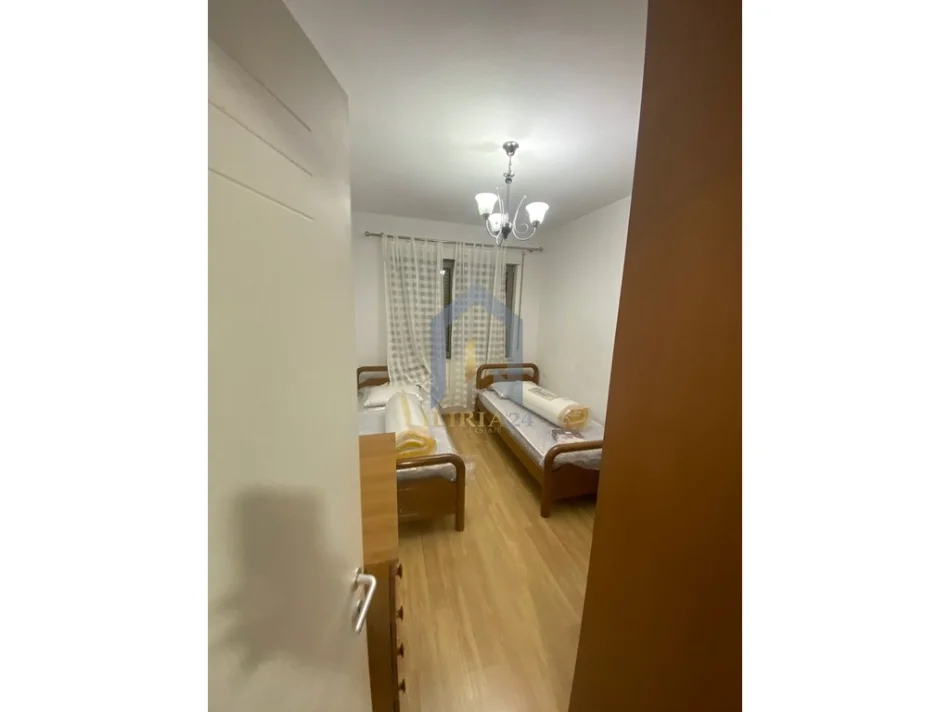 Tirane, jap me qera apartament 2+1+Ballkon Kati 5, 97 m² 550 € (Apartament 2+1 me qera Kinostudio Kompleksi Orion)