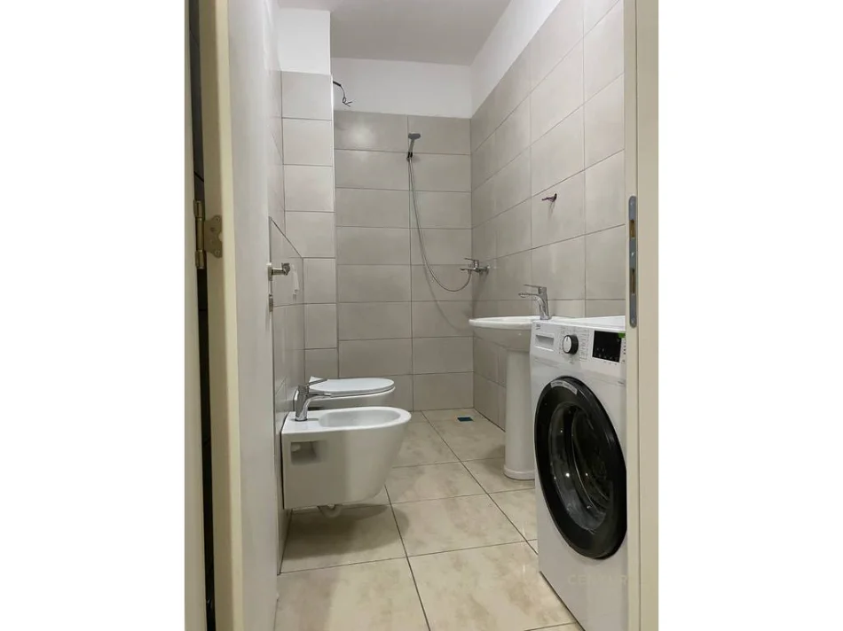 Tirane, jepet me qera apartament 1+1+Ballkon Kati 4, 63 m² 400 € (casa italia)