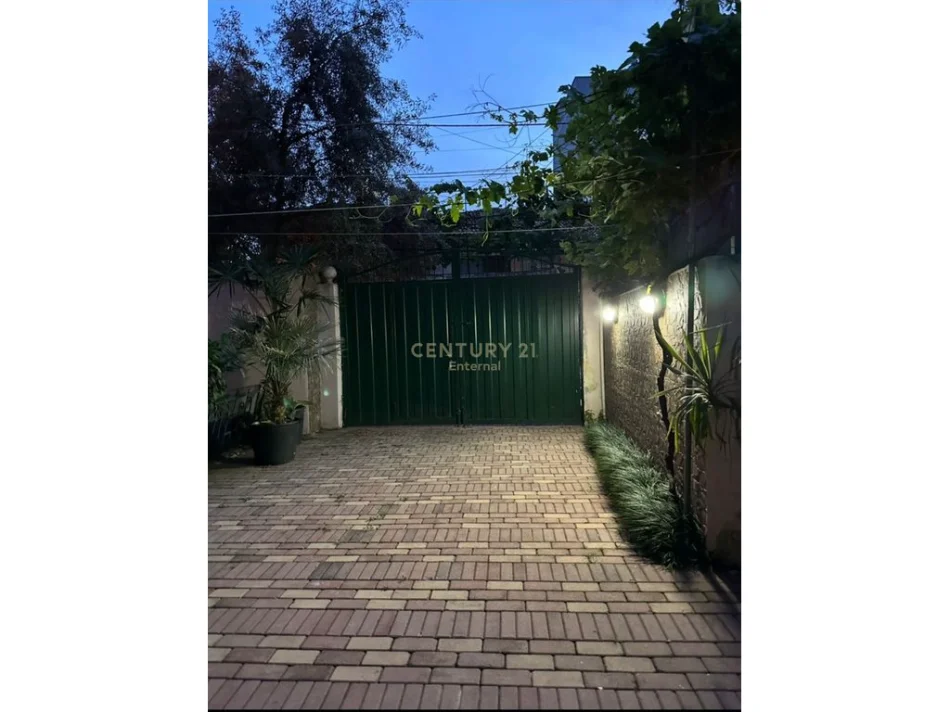 Tirane, jepet me qera apartament 2+1 Kati 0, 160 m² 650 € (Shkolla e kuqe)