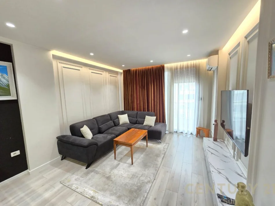 Tirane, jepet me qera apartament 1+1+Ballkon Kati 9, 80 m² (astir)