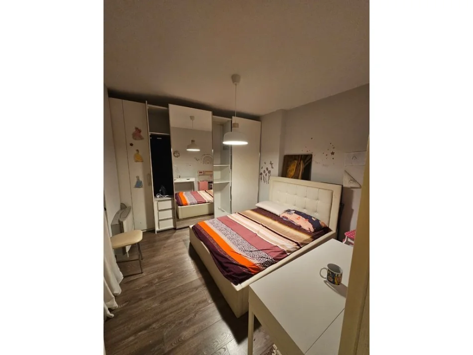 Tirane, jepet me qera apartament 3+1 Kati 2, 101 m² 1.500 € (liqeni)