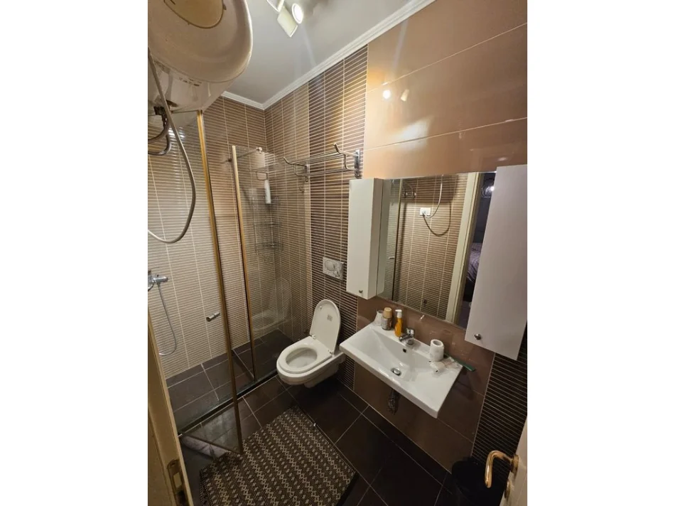 Tirane, jepet me qera apartament 3+1 Kati 2, 101 m² 1.500 € (liqeni)