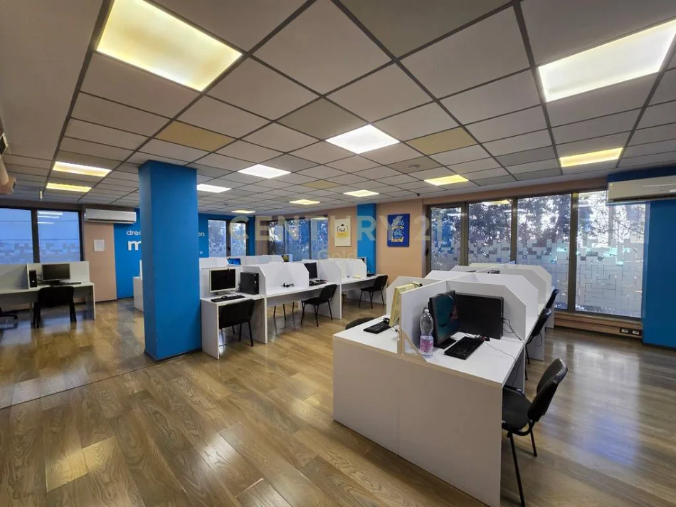 Tirane, jepet me qera zyre Kati 1, 305 m² 3.400 € 