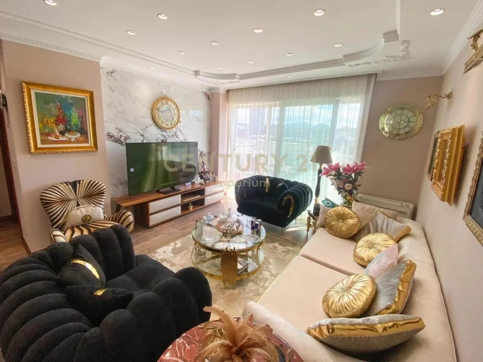 Tirane, jepet me qera apartament 3+1+Ballkon Kati 9, 138 m² 2.000 € (ish blloku)