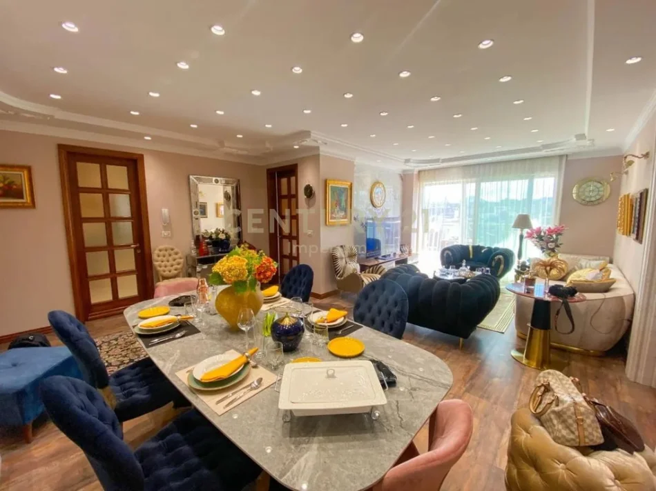 Tirane, jepet me qera apartament 3+1+Ballkon Kati 9, 138 m² 2.000 € (ish blloku)