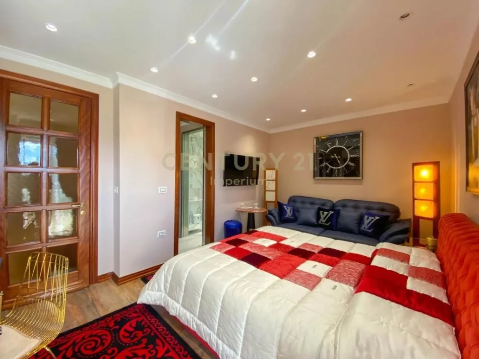 Tirane, jepet me qera apartament 3+1+Ballkon Kati 9, 138 m² 2.000 € (ish blloku)