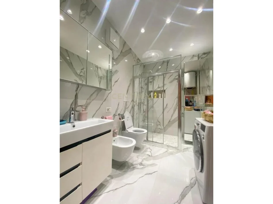 Tirane, jepet me qera apartament 3+1+Ballkon Kati 9, 138 m² 2.000 € (ish blloku)