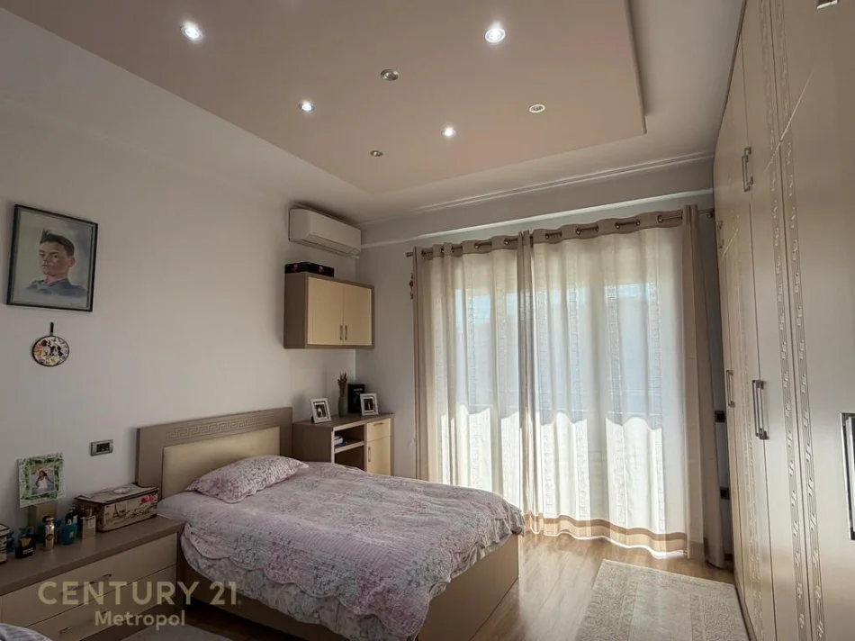 Tirane, shitet apartament 2+1+Ballkon Kati 2, 127 m² (liqeni i thate)