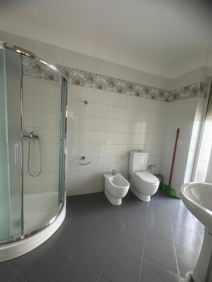 Tirane, jepet me qera 2+1 Kati 3, 700 € 