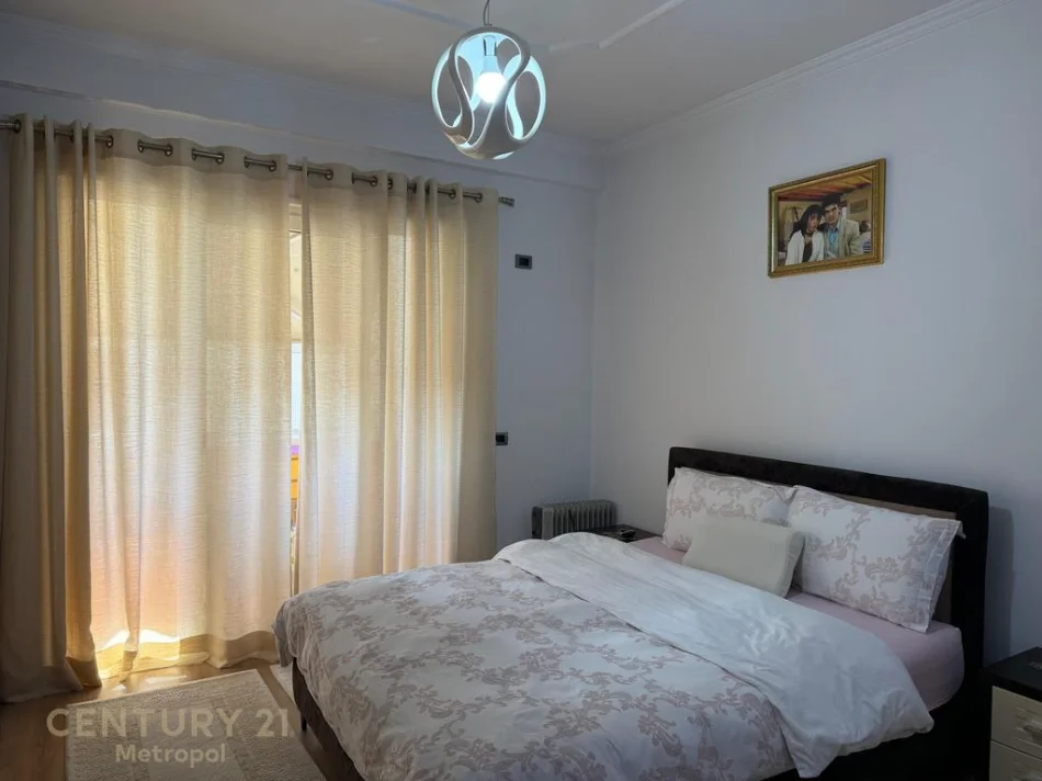Tirane, shitet apartament 2+1+Ballkon Kati 2, 127 m² (liqeni i thate)