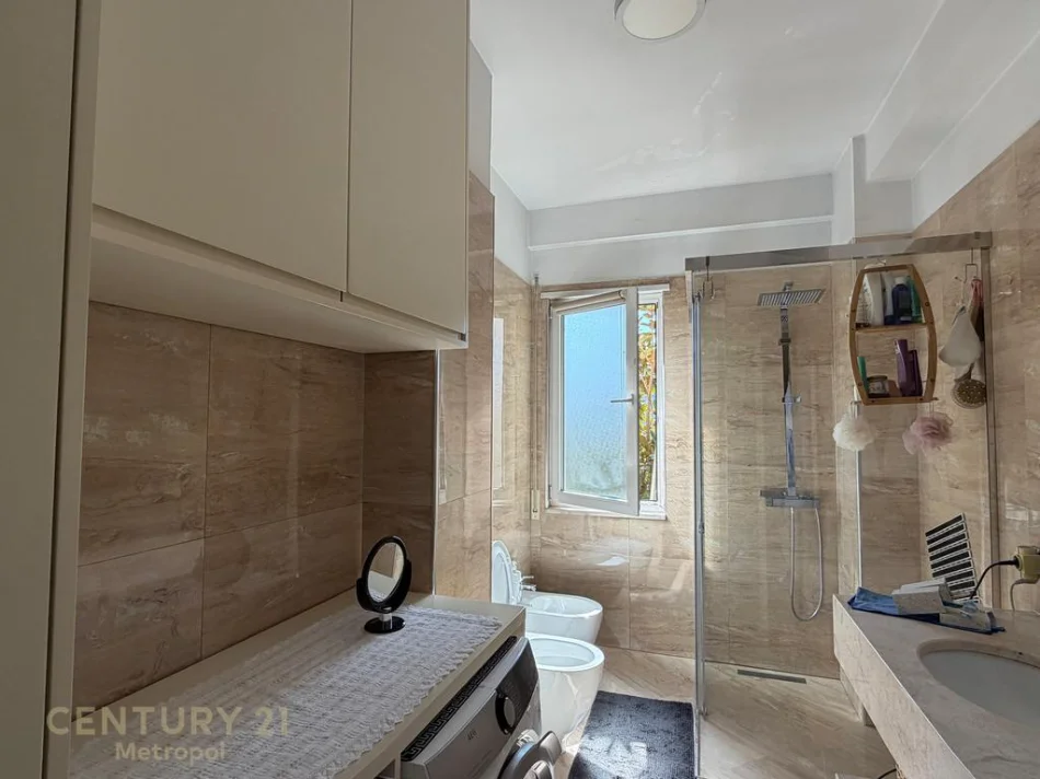 Tirane, shitet apartament 2+1+Ballkon Kati 2, 127 m² (liqeni i thate)