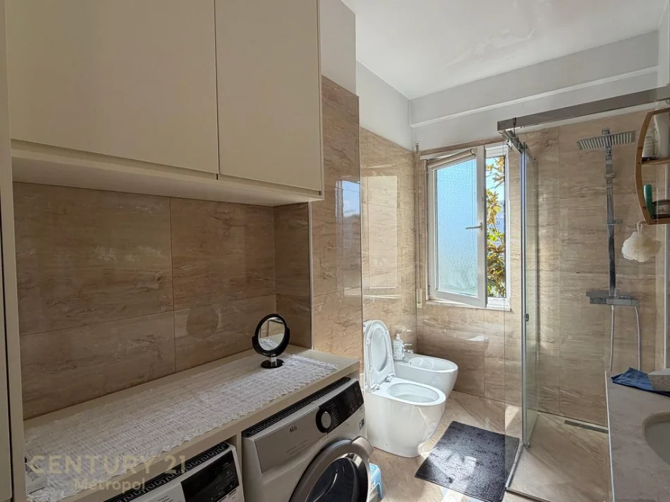 Tirane, shitet apartament 2+1+Ballkon Kati 2, 127 m² (liqeni i thate)