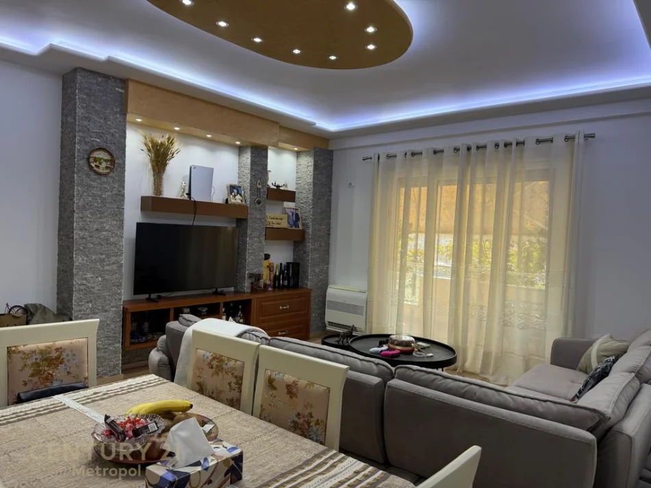 Tirane, shitet apartament 2+1+Ballkon Kati 2, 127 m² (liqeni i thate)