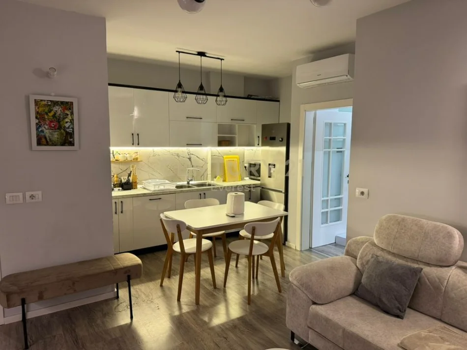 Tirane, jepet me qera apartament 2+1+Ballkon Kati 3, 80 m² 750 € 