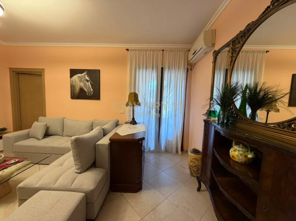 Tirane, jepet me qera apartament 1+1 , 600 € (ministria e jashtme)