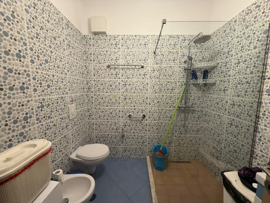 Tirane, jepet me qera apartament 1+1+Ballkon Kati 1, 80 m² 600 € (ministria e jashtme)