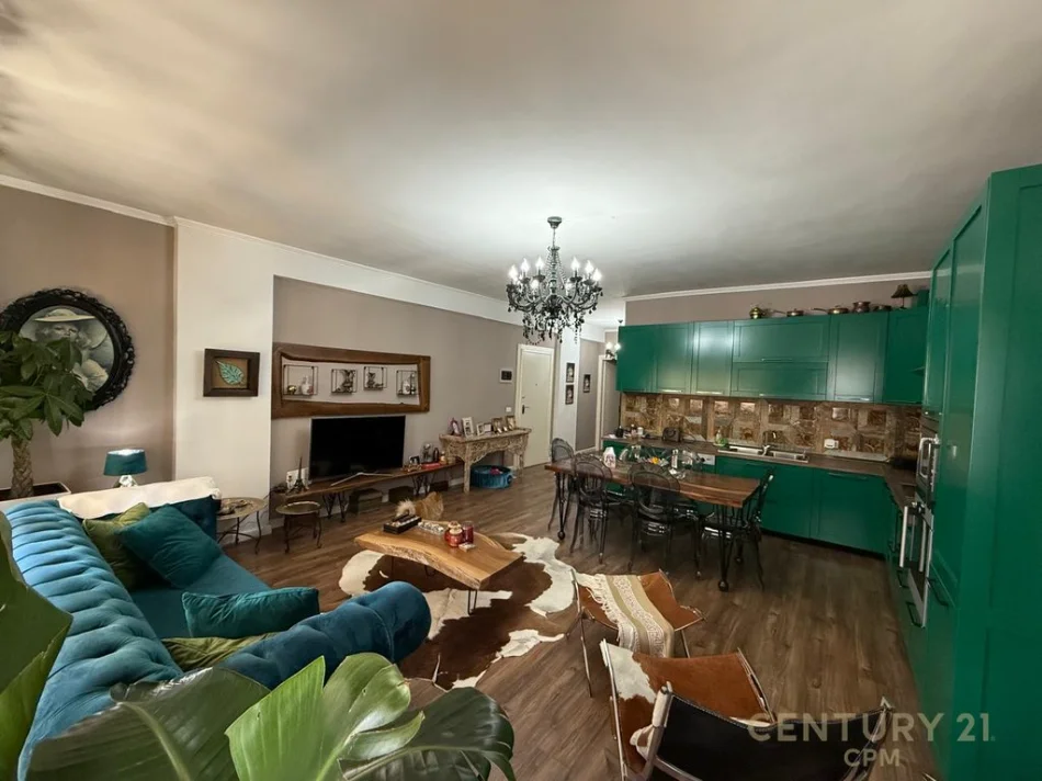 Tirane, jepet me qera apartament 2+1+Ballkon Kati 7, 120 m² 1.100 € (komuna e parisit)