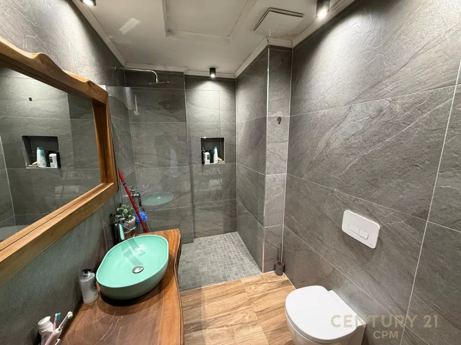 Tirane, jepet me qera apartament 2+1+Ballkon Kati 7, 120 m² 1.100 € (komuna e parisit)