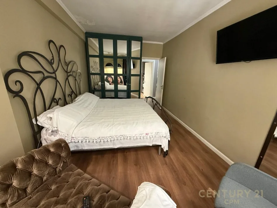 Tirane, jepet me qera apartament 2+1+Ballkon Kati 7, 120 m² 1.100 € (komuna e parisit)