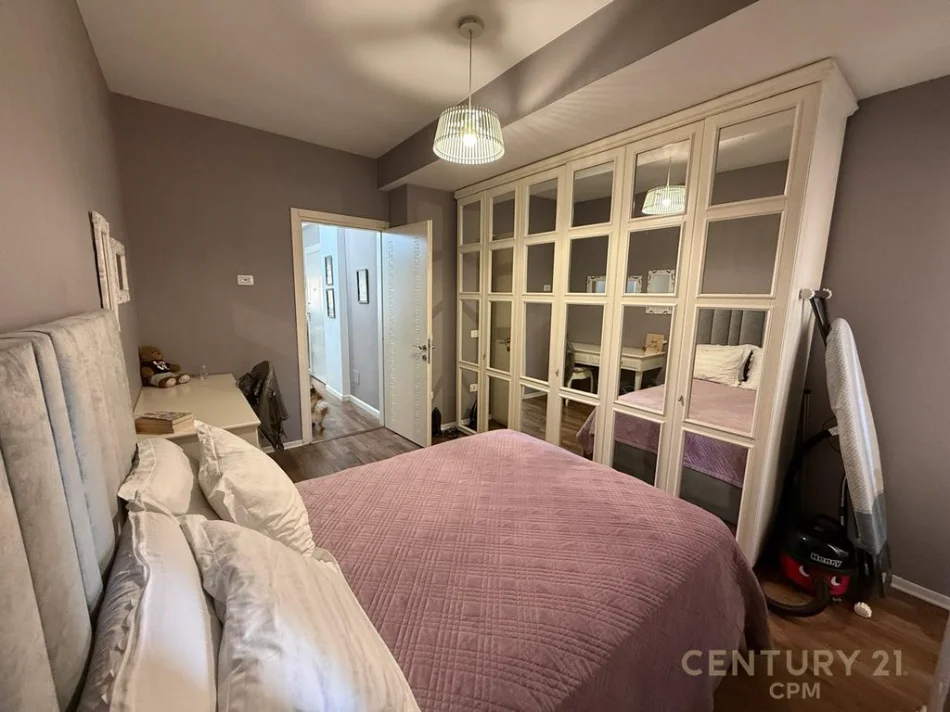 Tirane, jepet me qera apartament 2+1+Ballkon Kati 7, 120 m² 1.100 € (komuna e parisit)