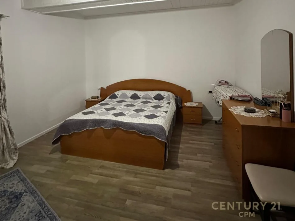 Tirane, jepet me qera apartament 3+1 Kati 2, 240 m² 550 € 