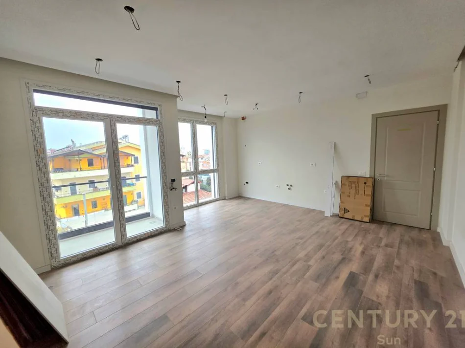 Tirane, jepet me qera zyre Kati 3 + Post Parkimi , 60 m² 500 € (Bulevardi i ri)