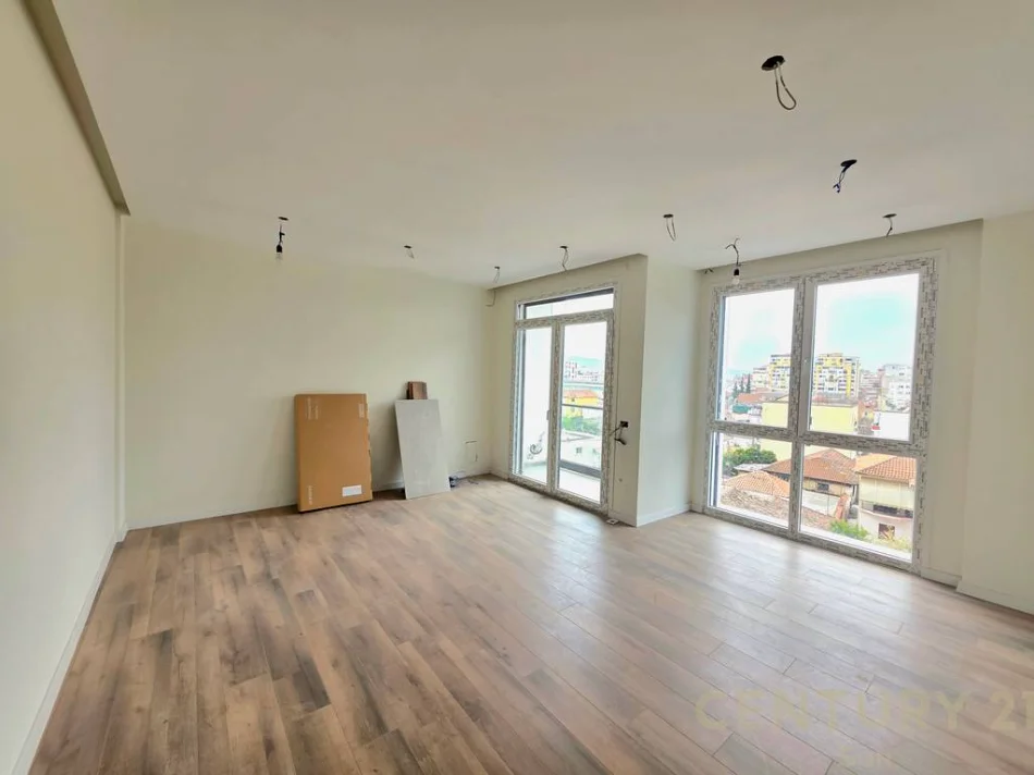 Tirane, jepet me qera zyre Kati 3 + Post Parkimi , 60 m² 500 € (Bulevardi i ri)