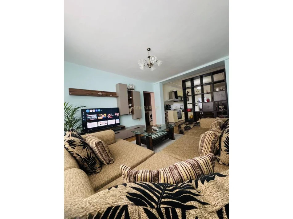 Tirane, jepet me qera apartament 1+1+Ballkon Kati 5, 90 m² 700 € (tirana e re, rruga gjik kuqali)