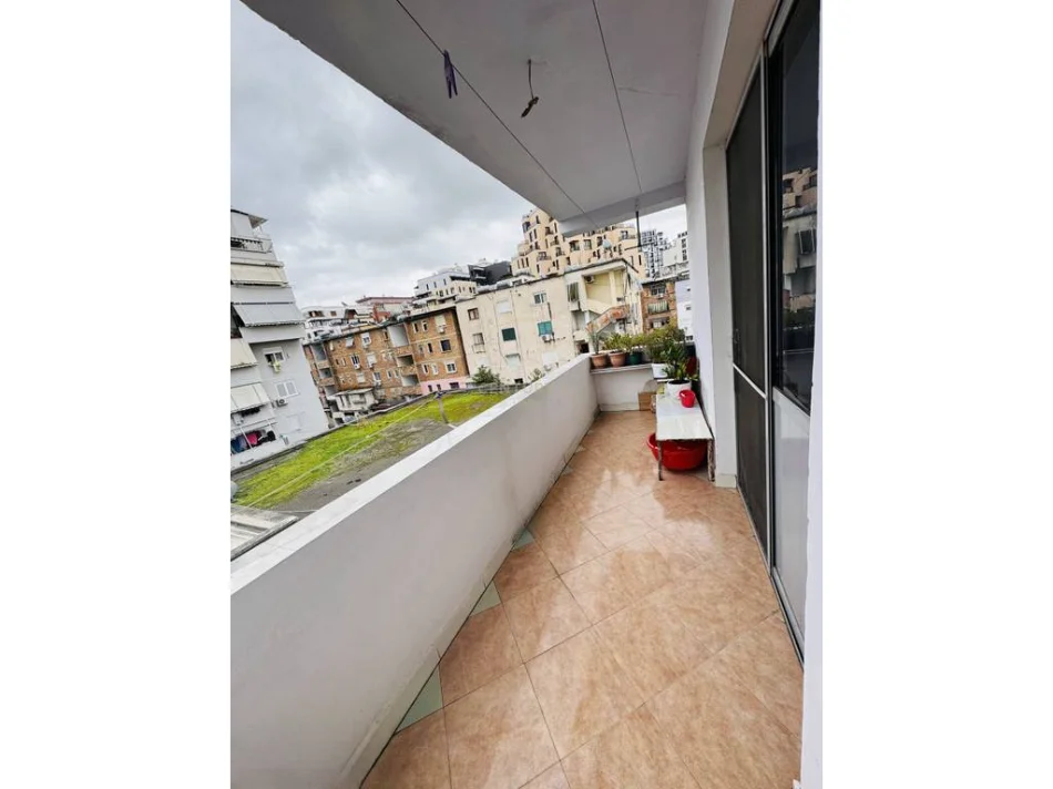 Tirane, jepet me qera apartament 1+1+Ballkon Kati 5, 90 m² 700 € (tirana e re, rruga gjik kuqali)
