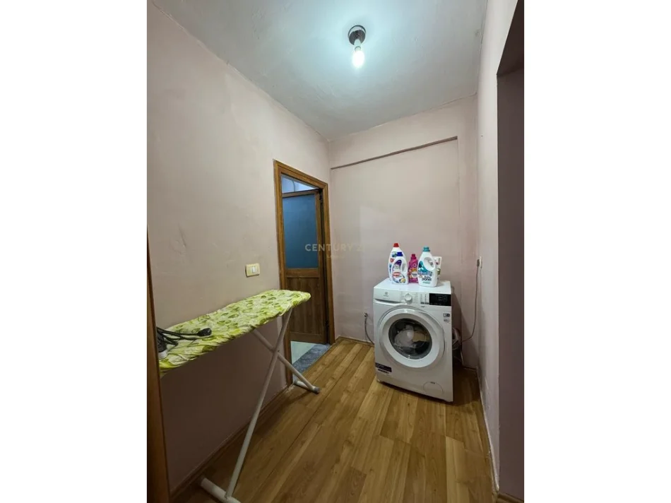 Tirane, jepet me qera apartament 1+1+Ballkon Kati 5, 90 m² 700 € (tirana e re, rruga gjik kuqali)