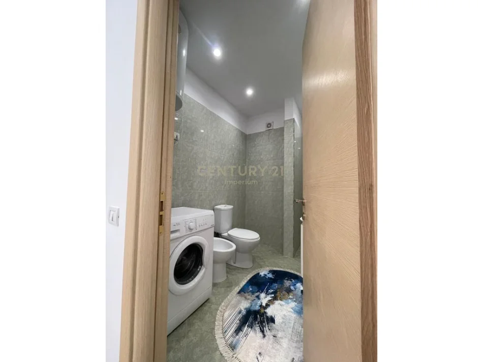 Tirane, jepet me qera apartament 1+1+Ballkon Kati 8, 58 m² 500 € (astiri)