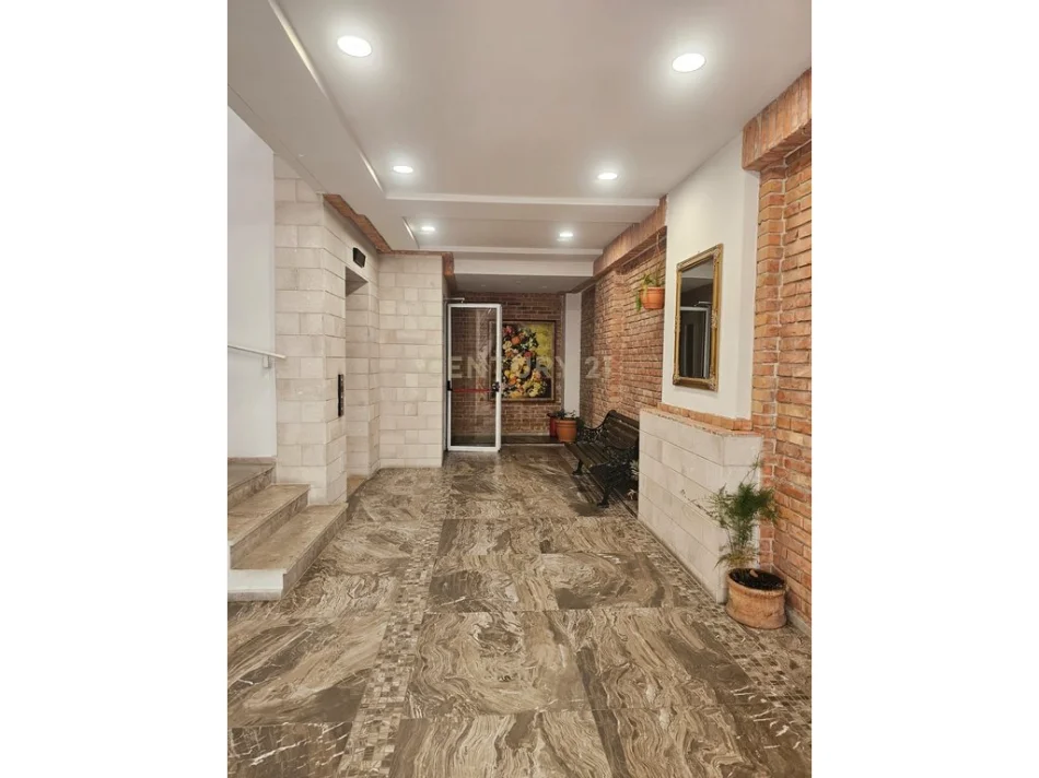 Tirane, jepet me qera zyre Kati 1, 81 m² 