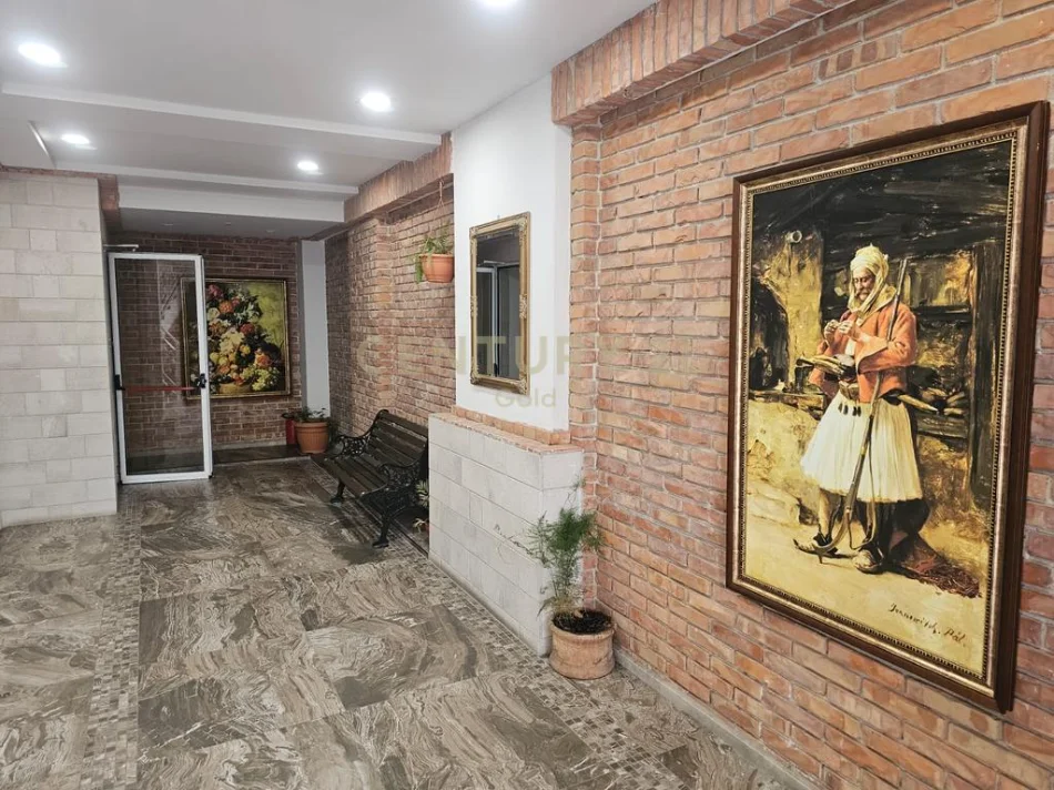 Tirane, jepet me qera zyre Kati 1, 81 m² 