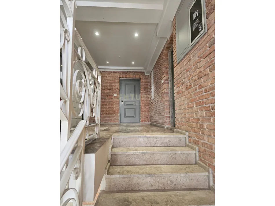 Tirane, jepet me qera zyre Kati 1, 81 m² 