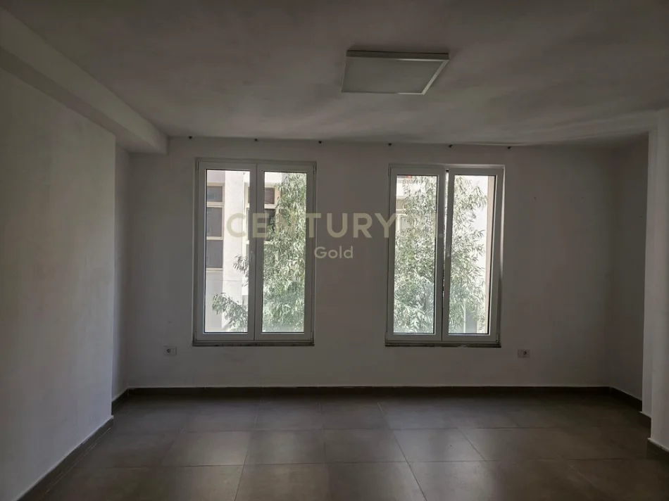 Tirane, jepet me qera zyre Kati 1, 81 m² 