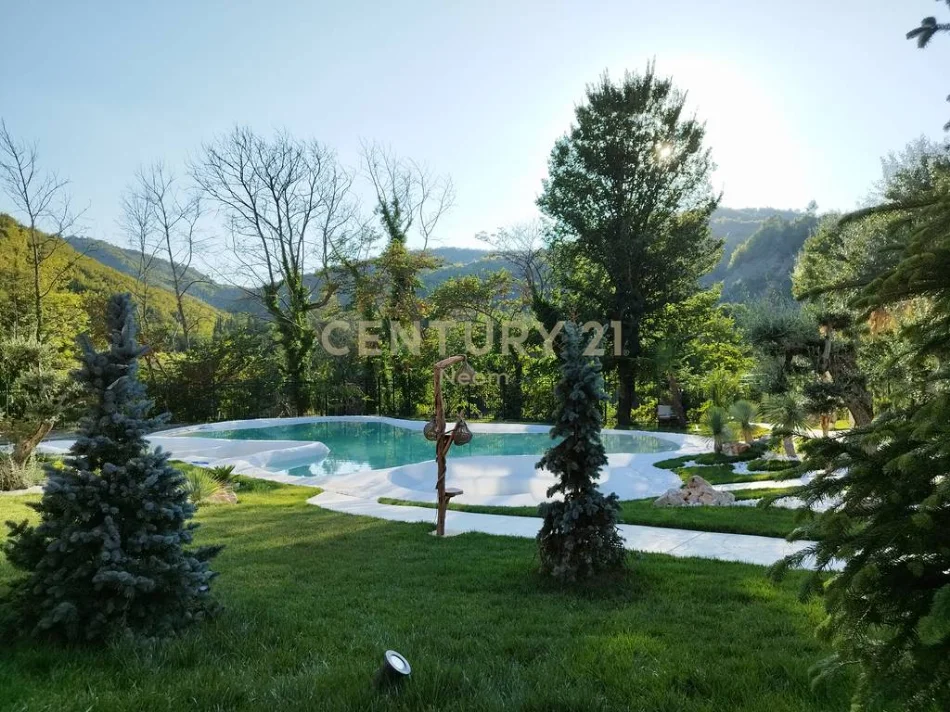 Tirane, shitet Vile 4+1 Kati 2, 2.500 m² 2.200.000 € 