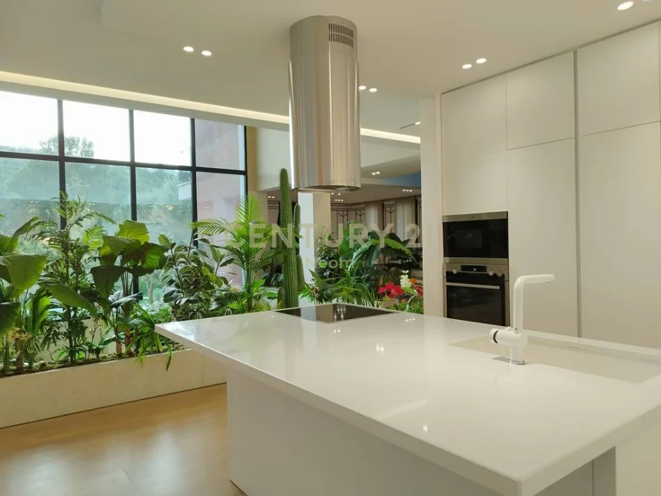 Tirane, shitet Vile 4+1 Kati 2, 2.500 m² 2.200.000 € 