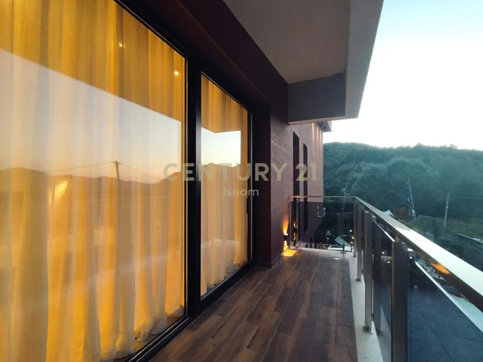 Tirane, shitet Vile 4+1 Kati 2, 2.500 m² 2.200.000 € 