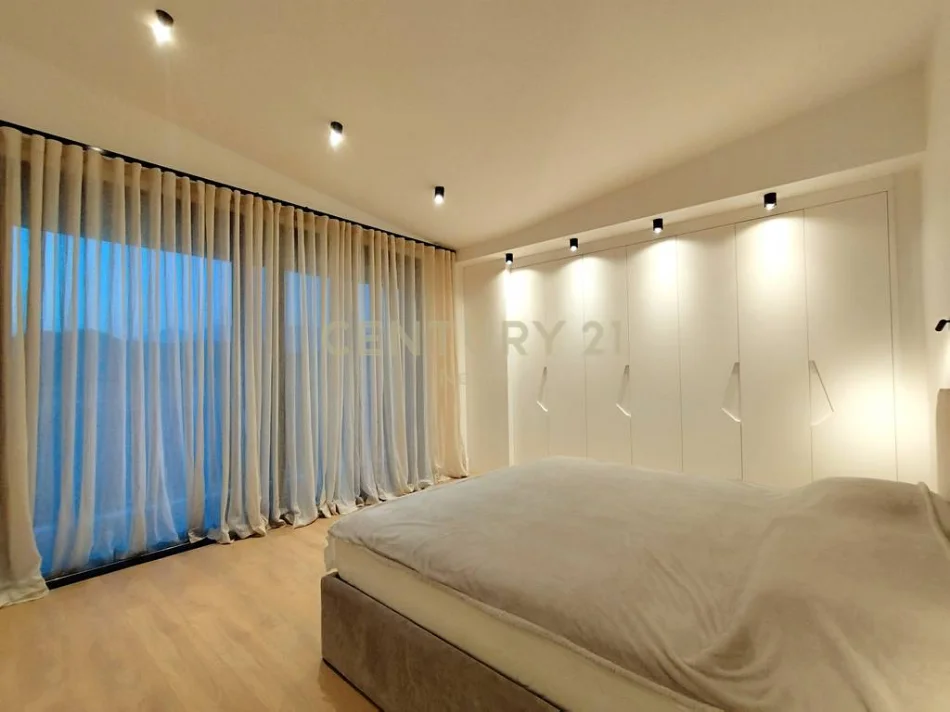 Tirane, shitet Vile 4+1 Kati 2, 2.500 m² 2.200.000 € 