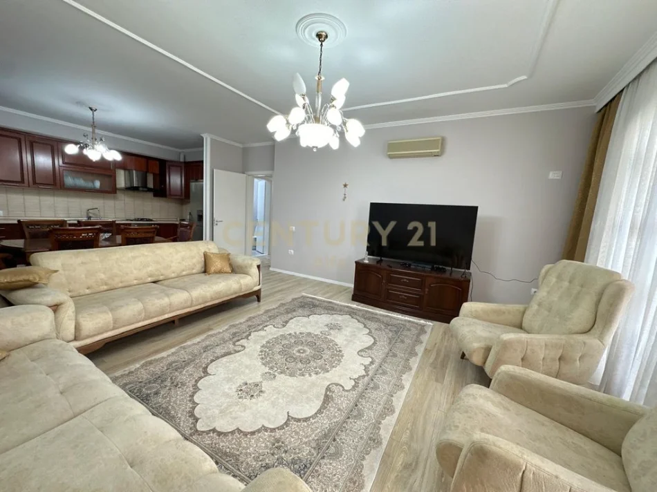 Tirane, jepet me qera apartament 2+1+Ballkon Kati 7, 120 m² 650 € (Kompleksi Grand)