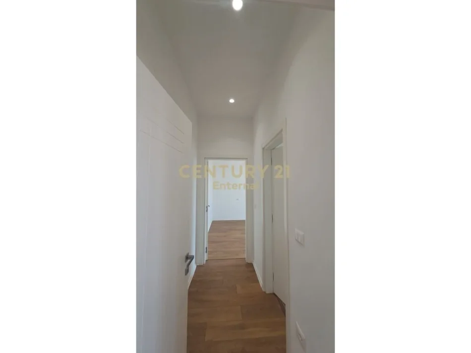 Tirane, jepet me qera ambjent biznesi Kati 20, 111 m² 1.200 € (Rruga e kavajes , Garden building)