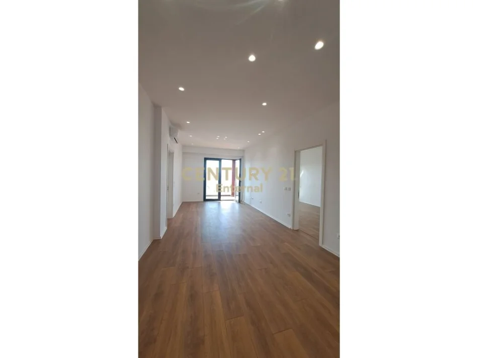 Tirane, jepet me qera ambjent biznesi Kati 20, 111 m² 1.200 € (Rruga e kavajes , Garden building)