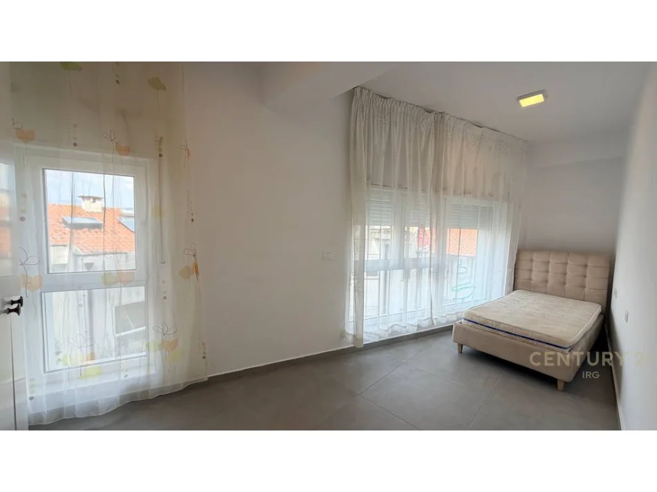 Tirane, shitet apartament 2+1+Ballkon Kati 1, 123 m² 210.000 € (kodra e diellit)