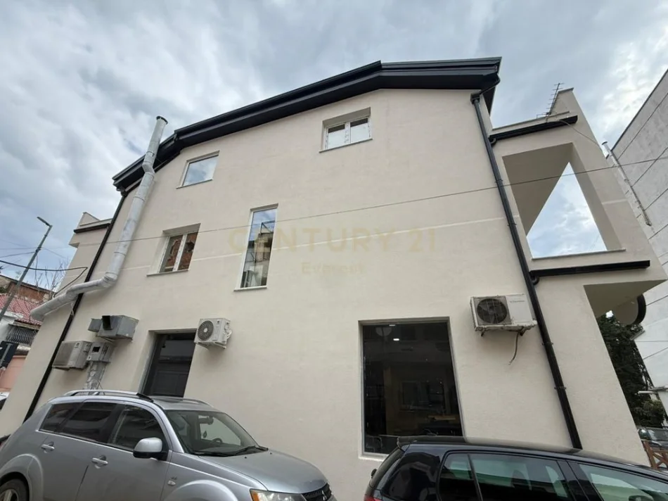 Tirane, jepet me qera bar-resorant Kati 2, 84 m² 2.000 € (Bulevardi Bajram Curri)
