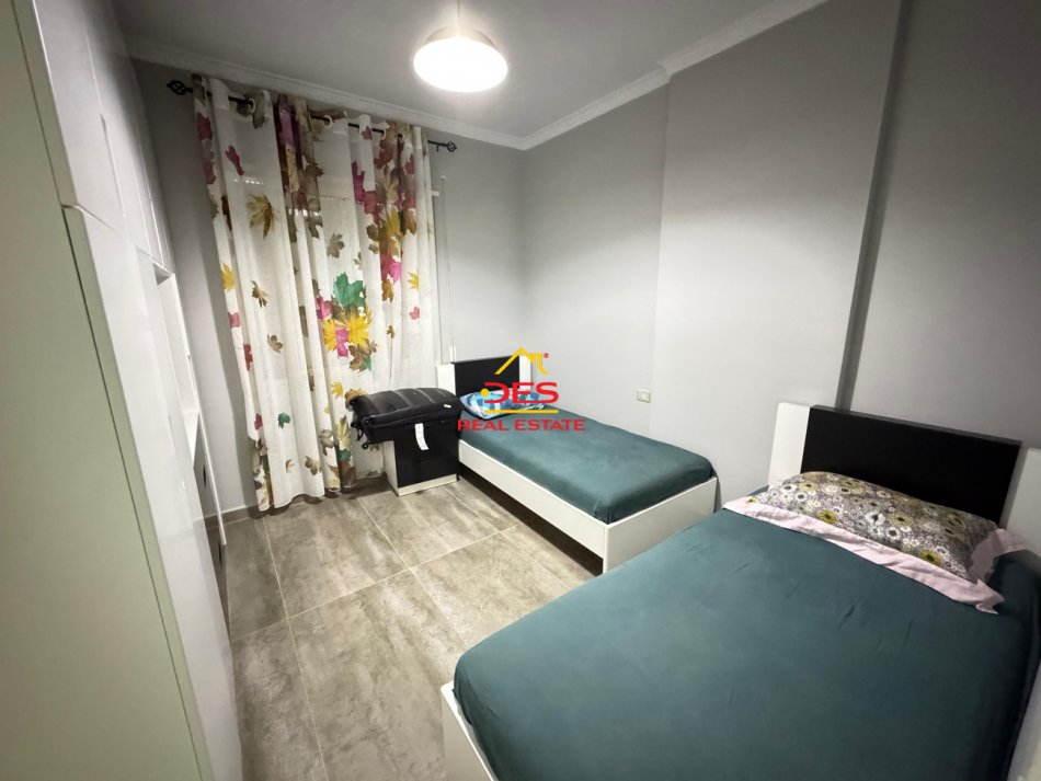 Vlore, jepet me qera apartament 2+1+Ballkon Kati 7, 100 m² 600 € (Rruga Murat Tërbaçi , Vlorë)